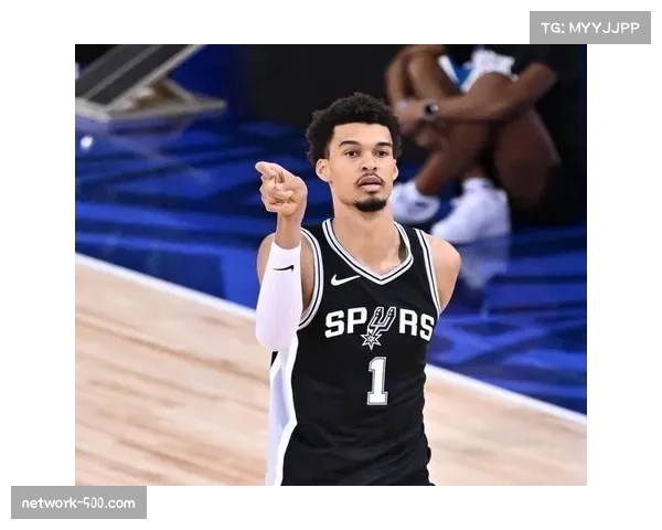 文班亚马高位低位结合，马刺利用其全面天赋优化进攻